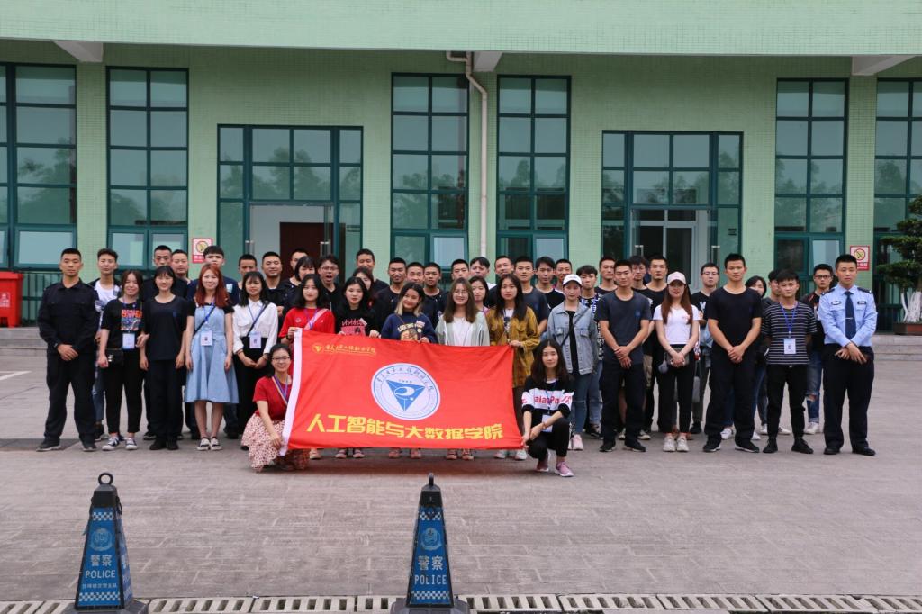 两校学生合影留恋